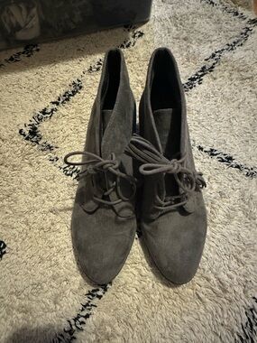 Dr Scholls Gray Suede Lace-Up Ankle Dakota Heeled Bootie - Size 9